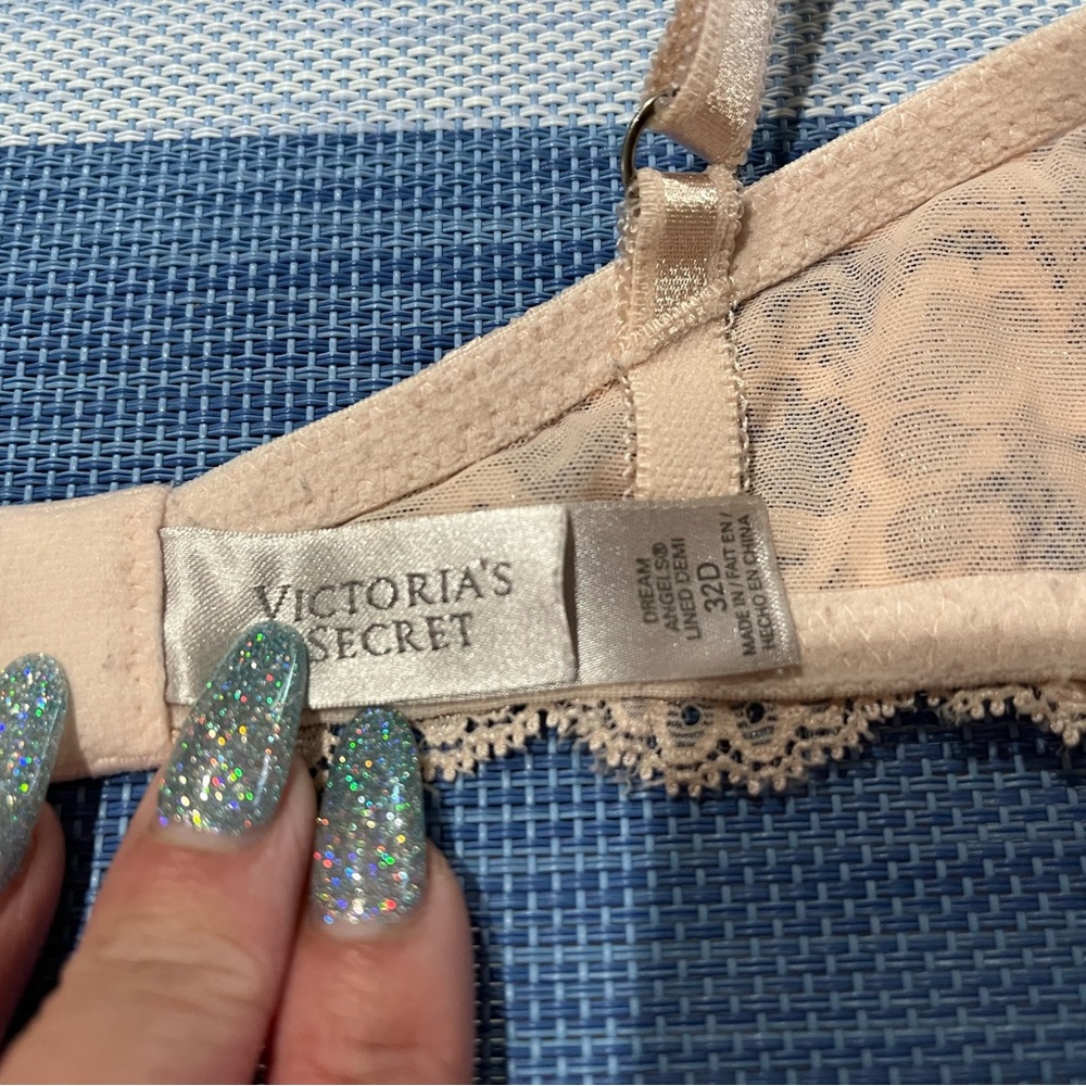 Victoria's Secret Lace Bra in Nude - Picture 6 of 7